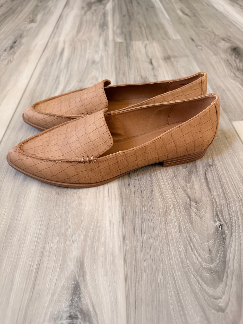 Dolce Vita Islannd Loafers Size 9.5 Tan Croc Embossed Pointed Toe Flats